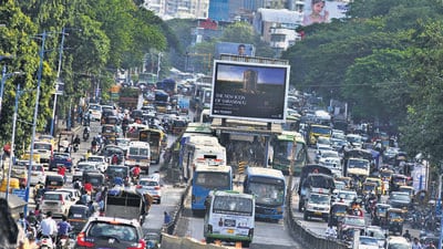 Major roads like Satara Road, Sinhgad Road, Bund Garden Road, Katraj-Kondhwa Road, and Kalyaninagar Road have seen travel times double due to a combination of factors, including faulty Intelligent Traffic Management Systems (ITMS), ongoing construction, and potholes. (MAHENDRA KOLHE/HT PHOTO) Major roads like Satara Road, Sinhgad Road, Bund Garden Road, Katraj-Kondhwa Road, and Kalyaninagar Road have seen travel times double due to a combination of factors, including faulty Intelligent Traffic Management Systems (ITMS), ongoing construction, and potholes. (MAHENDRA KOLHE/HT PHOTO)