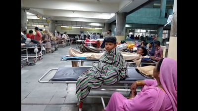 Patients at GMCH-32 endure inconvenience due to cash-only payments, often delaying the treatment process. (HT Photo) Patients at GMCH-32 endure inconvenience due to cash-only payments, often delaying the treatment process. (HT Photo)