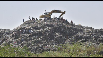 Rag pickers collect reusable items from at a garbage dumping ground in Amritsar. (Sameer Sehgal/HT) Rag pickers collect reusable items from at a garbage dumping ground in Amritsar. (Sameer Sehgal/HT)