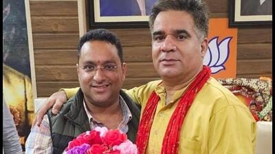 Reasi district BJP chief Rohit Dubey (left) striking a reconciliatory pose with Jammu and Kashmir party unit leader Ravinder Raina in Jammu on Wednesday. (HT Photo) Reasi district BJP chief Rohit Dubey (left) striking a reconciliatory pose with Jammu and Kashmir party unit leader Ravinder Raina in Jammu on Wednesday. (HT Photo)