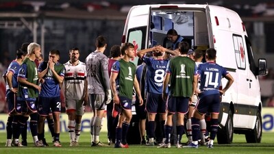 Uruguay's Nacional during Copa Libertadores match against Sao Paulo after Izquierdo suffered an irregular heartbeat during the game and fell to the ground unconscious (REUTERS)