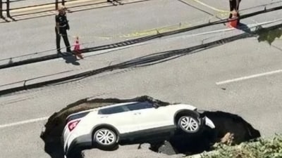 A car was swallowed by a sinkhole in Seoul on August 29, 2024 (Screengrab X/@anthraxxx781) A car was swallowed by a sinkhole in Seoul on August 29, 2024 (Screengrab X/@anthraxxx781)