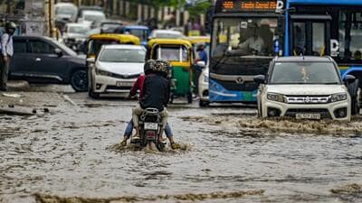 There was chaos on roads at Pandav Nagar in Delhi. (RAJ K RAJ /HT PHOTO) There was chaos on roads at Pandav Nagar in Delhi. (RAJ K RAJ /HT PHOTO)