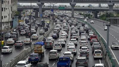 Traffic on NH24 in New Delhi on Thursday. (Raj K Raj/HT Photo) Traffic on NH24 in New Delhi on Thursday. (Raj K Raj/HT Photo)