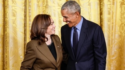 Barack Obama hailed Kamala Harris for her outfit and amazing look at the recent Democratic National Convention (DNC). Barack Obama hailed Kamala Harris for her outfit and amazing look at the recent Democratic National Convention (DNC).