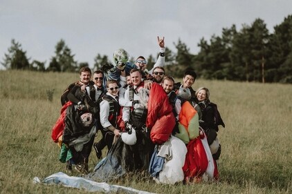 Amputee war veteran Chris Parkes and his groomsmen skydived to the venue in UK (Photo: Instagram) Amputee war veteran Chris Parkes and his groomsmen skydived to the venue in UK (Photo: Instagram)