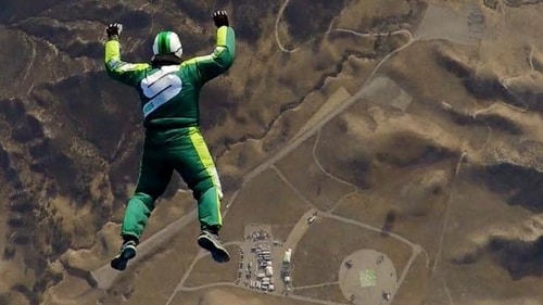 Luke Aikins is the first person to dive from mid-tropospheric altitude without a parachute or a wingsuit (Photo: Youtube) Luke Aikins is the first person to dive from mid-tropospheric altitude without a parachute or a wingsuit (Photo: Youtube)