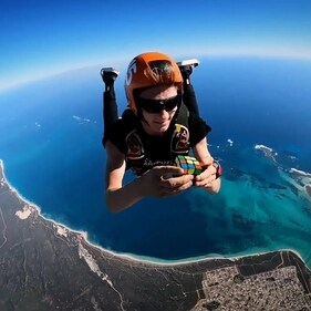 Sam Sieracki created a new Guinness World Record record for solving the Rubik’s cube in 28.25 seconds after skydiving (Photo: Instagram) Sam Sieracki created a new Guinness World Record record for solving the Rubik’s cube in 28.25 seconds after skydiving (Photo: Instagram)