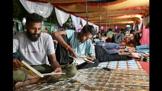 Candidates at a temporary shelter outside Charbagh Station in Lucknow, on Thursday (Mushtaq Ali/HT)