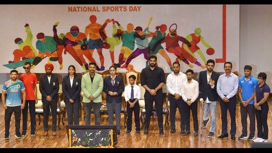 Chandigarh-based sportspersons who were felicitated by UT administrator Gulab Chand Kataria at Guru Nanak Dev Auditorium, Punjab Raj Bhavan, on Thursday. (Ravi Kumar/HT)