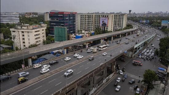 The Veermata Jijabai Technological Institute’s report said the Jog flyover in Andheri East is in a precarious condition and recommended repairing it within a month. (Satish Bate/ Hindustan Times)