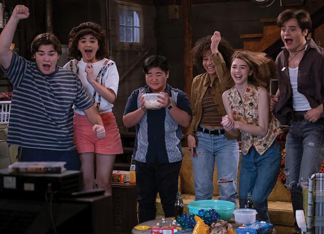 The friends in That ’90s Show are a close-knit group who make all kinds of plans together. The friends in That ’90s Show are a close-knit group who make all kinds of plans together.
