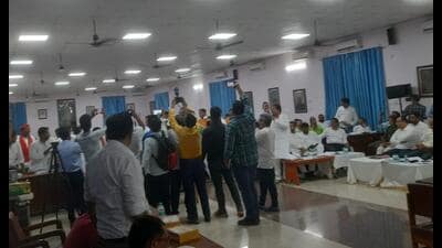 Allegations surfaced that unauthorized workers, reportedly from Bangladesh, were not only collecting garbage in Lucknow but also extorting money, adding a new dimension to the ongoing dissatisfaction with municipal services. (Sourced) Allegations surfaced that unauthorized workers, reportedly from Bangladesh, were not only collecting garbage in Lucknow but also extorting money, adding a new dimension to the ongoing dissatisfaction with municipal services. (Sourced)