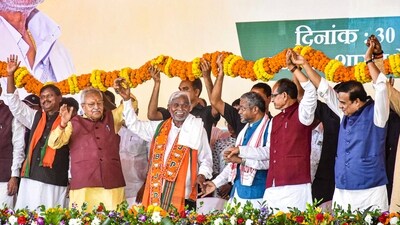 Former Jharkhand chief minister Champai Soren with Union Minister Shivraj Singh Chouhan, Assam Chief Minister Himanta Biswa Sarma, Jharkhand BJP President Babulal Marandi, party leader Arjun Munda and others as he joined BJP during a ceremony, in Ranchi. (PTI) Former Jharkhand chief minister Champai Soren with Union Minister Shivraj Singh Chouhan, Assam Chief Minister Himanta Biswa Sarma, Jharkhand BJP President Babulal Marandi, party leader Arjun Munda and others as he joined BJP during a ceremony, in Ranchi. (PTI)