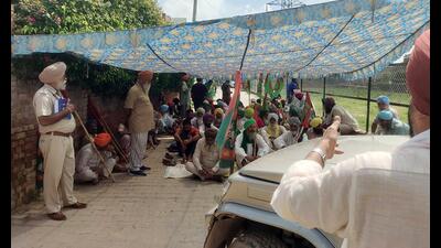 Farmer union members protest against the National Investigation Agency (NIA) outside Sukhwinder Kaur’s house at Rampura Phul in Punjab’ Bathinda on Friday. (HT Photo) Farmer union members protest against the National Investigation Agency (NIA) outside Sukhwinder Kaur’s house at Rampura Phul in Punjab’ Bathinda on Friday. (HT Photo)