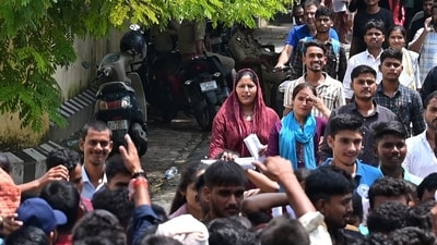 UPPPRB officials expect more than 19 lakh candidate to appear in the last two days of the second phase of Uttar Pradesh police constable recruitment exam. ((Photo by Mushtaq Ali/Hindustan Times)) UPPPRB officials expect more than 19 lakh candidate to appear in the last two days of the second phase of Uttar Pradesh police constable recruitment exam. ((Photo by Mushtaq Ali/Hindustan Times))