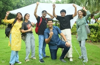 Students at Ramjas College soak in the excitement on the first day in campus. 
(L-R) Tarini Singh, Sameeksha Yadav, Abhishek, Ishan Mehra, Nikhil Kumar and Diksha Balhara. (Photos: Manoj Verma/HT)