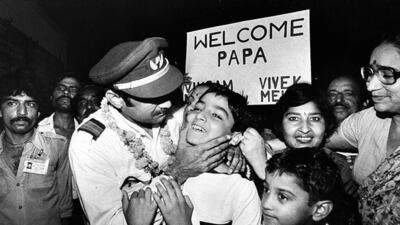 Indian Airlines flight steward DK Mehta meets his family at Palam Airport after release from the hijacked flight. (KK Chawla/HT Archive) Indian Airlines flight steward DK Mehta meets his family at Palam Airport after release from the hijacked flight. (KK Chawla/HT Archive)