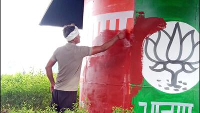 MCG teams remove political symbols and advertisements on Gurugram-Sohna Road on August 24. (HT Photo) MCG teams remove political symbols and advertisements on Gurugram-Sohna Road on August 24. (HT Photo)