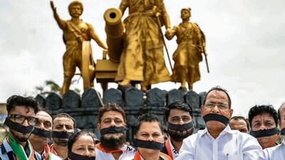 Party workers of Ajit Pawar’s NCP organized a ‘silent protest’ near the statue of Chhatrapati Shivaji at Juhu beach on Thursday. (Satish Bate/ Hindustan Times) Party workers of Ajit Pawar’s NCP organized a ‘silent protest’ near the statue of Chhatrapati Shivaji at Juhu beach on Thursday. (Satish Bate/ Hindustan Times)