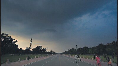 People take a walk in the cloudy weather at Kartavya Path on Friday. (Sanchit Khanna/HT Photo) People take a walk in the cloudy weather at Kartavya Path on Friday. (Sanchit Khanna/HT Photo)