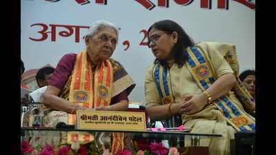 UP governor Anandiben Patel with DDU Gorakhpur University VC Prof Poonam at the convocation. (HT)