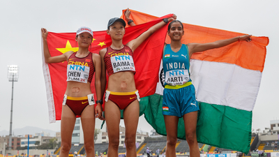 Aarti (R) poses after winning bronze (WorldAthletics/X)