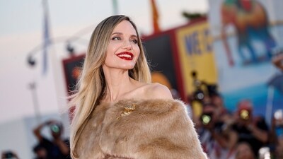 Angelina was happy to pose for the paps at the red carpet. (AP) Angelina was happy to pose for the paps at the red carpet. (AP)