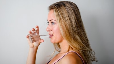 The first thing that we must do right after waking up is drink water to hydrate the body. (Pexels) The first thing that we must do right after waking up is drink water to hydrate the body. (Pexels)