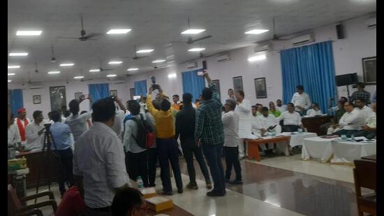Allegations surfaced that unauthorized workers, reportedly from Bangladesh, were not only collecting garbage in Lucknow but also extorting money, adding a new dimension to the ongoing dissatisfaction with municipal services. (Sourced)