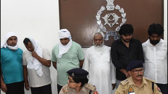 The policemen were promised some money for their presence at the meeting so that it would look like that police had actually taken away the two suspects who had come to exchange money. (Sakib Ali/HT Photo)