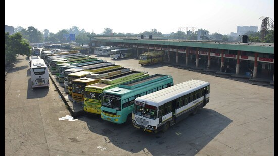 The rampant sale of unhygienic eatables and their price disparities without any check have irked the passengers at the Interstate bus stand. (HT File)