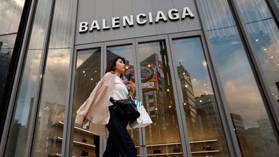 A woman, using a portable fan during hot summer day, walks past a Balenciaga store at Ginza shopping district in Tokyo, Japan, August 11, 2024. REUTERS/Willy Kurniawan (REUTERS)
