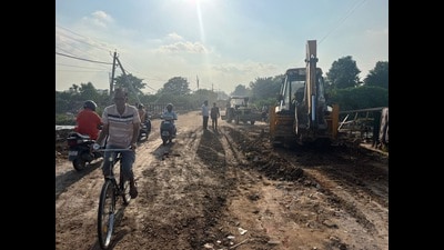 Ongoing work at Baltana bridge over Sukhna Choe in Zirakpur. (HT Photo)
