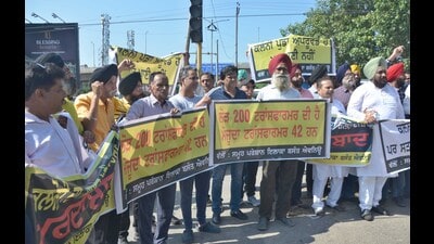 Protest by Basant Avenue area residents against the PSPCL in Ludhiana on Saturday. (Gurpreet Singh/Hindustan Times) Protest by Basant Avenue area residents against the PSPCL in Ludhiana on Saturday. (Gurpreet Singh/Hindustan Times)