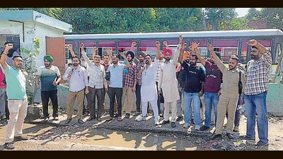 Punjab Roadways staff staged a two-hour strike opposing the new timetable, which favors PRTC and private buses with extended stoppage times in Ludhiana (HT Photo) Punjab Roadways staff staged a two-hour strike opposing the new timetable, which favors PRTC and private buses with extended stoppage times in Ludhiana (HT Photo)