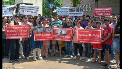 Residents of Unitech-- The Residences condominium in Gurugram’s Sector 33 stage a protest march to highlight damaged roads. (Parveen Kumar/HT) Residents of Unitech-- The Residences condominium in Gurugram’s Sector 33 stage a protest march to highlight damaged roads. (Parveen Kumar/HT)
