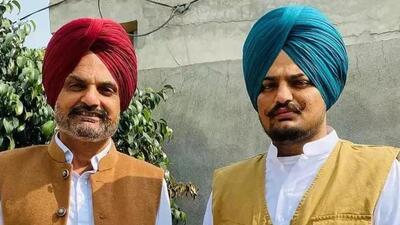 Slain singer Sidhu Moose Wala and his father Balkaur Singh (File)