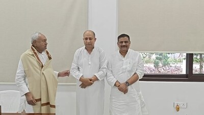 JD(U) J&K unit president (C) with party chief Nitish Kumar (@gmshaheenjdu Twitter)