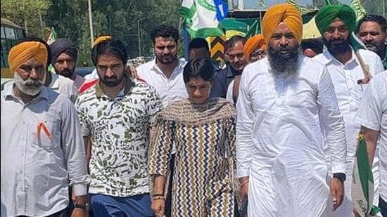 Olympian Vinesh Phogat with protesting farmers at the Shambhu border. (HT Photo)