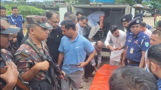 The body of Bangladeshi politician Ishaque Ali Khan Panna was officially transferred to his kin in the presence of officers and personnel from both sides of the border on Saturday. (HT Photo)
