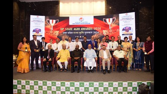 U.P deputy chief minister Brajesh Pathak and horticulture and agri exports minister Dinesh Pratap Singh during UP State Agri Awards in Lucknow on Saturday. (Sourced)