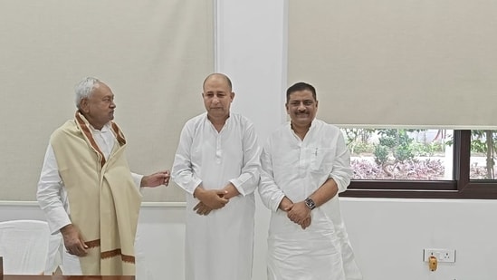JD(U) J&K unit president (C) with party chief Nitish Kumar (@gmshaheenjdu Twitter)