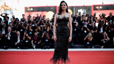 Eva Green rewore her stunning Armani Privé Fall 2017 dress at the Babygirl Venice Film Festival premiere. She paired the gown with stunning emerald diamond jewels, including earrings, rings, and a bracelet.&nbsp; (REUTERS)