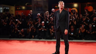 Jude Law posed on the red carpet at the Venice Film Festival in a black suit a satin tie, and matching dress shoes. He attended the premiere of &nbsp;Justin Kurzel‘s timely crime thriller The Order.&nbsp; (REUTERS)