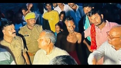 MLA Nanpara Ram Niwas with local residents (HT) MLA Nanpara Ram Niwas with local residents (HT)
