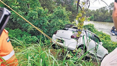 Rescue personnel pull out the car from the river. (HT Photo) Rescue personnel pull out the car from the river. (HT Photo)