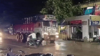 A screengrab of the viral video (Video courtesy: X) A screengrab of the viral video (Video courtesy: X)