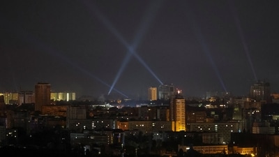 Ukrainian service personnel use searchlights as they search for drones in the sky over the city during a Russian drone strike, amid Russia's attack on Ukraine, in Kyiv, Ukraine August 29, 2024. REUTERS/Gleb Garanich (REUTERS)