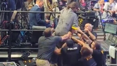 Police used Taser to subdue the man who tried to storm the stage at Trump rally (X) Police used Taser to subdue the man who tried to storm the stage at Trump rally (X)